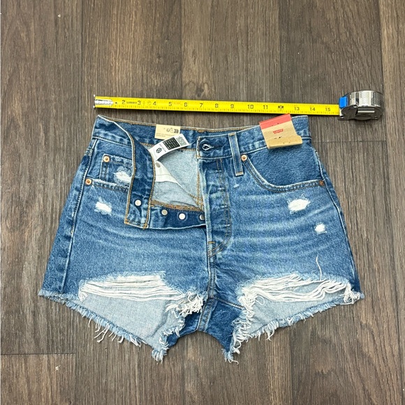 Levi’s 501 High-Rise Distressed Denim Shorts - Size 26 NWT - Picture 5 of 5